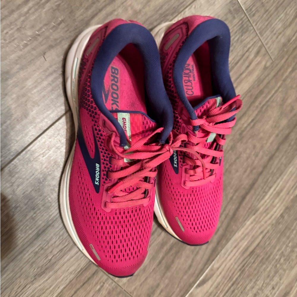 Brooks Ghost 14 Women's Athletic Shoes in Fuscia and Navy, size 8.5